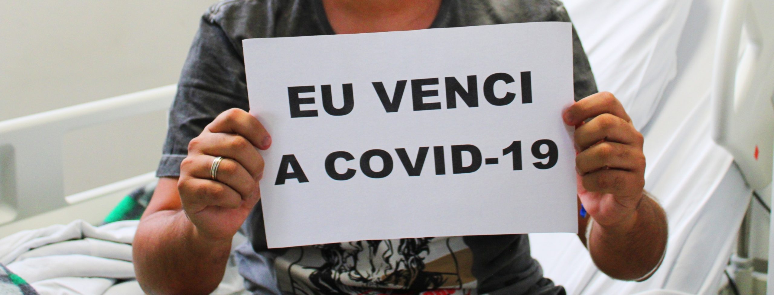 Leia mais sobre o artigo JOVEM DE 24 ANOS QUE ESTAVA COM COVID-19 RECEBE ALTA