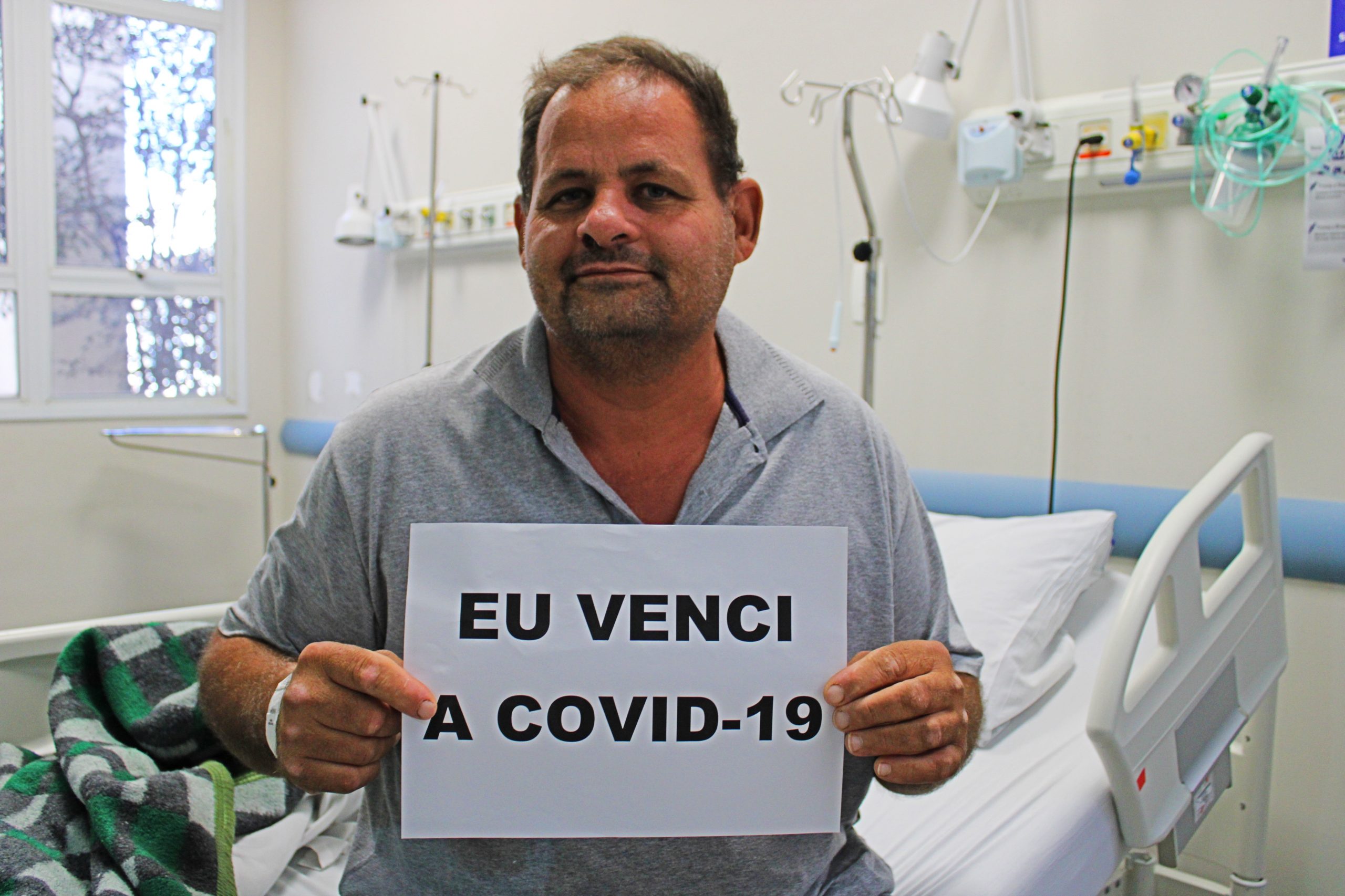 Leia mais sobre o artigo HOMEM DE 51 ANOS VENCE A COVID-19