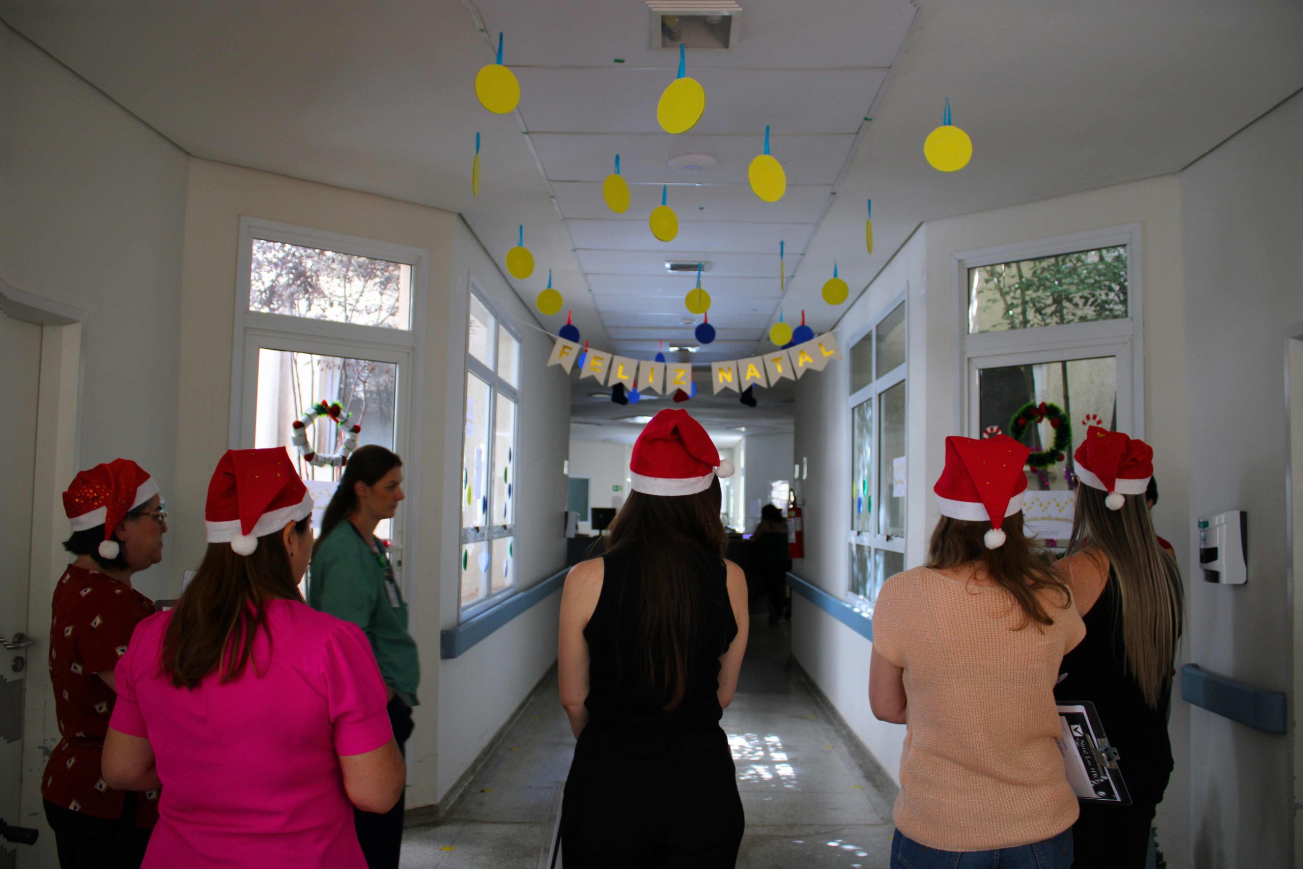 Leia mais sobre o artigo Comissão faz tour pelos corredores do HRP-Unicamp para avaliar ‘vitrines’ do Natal