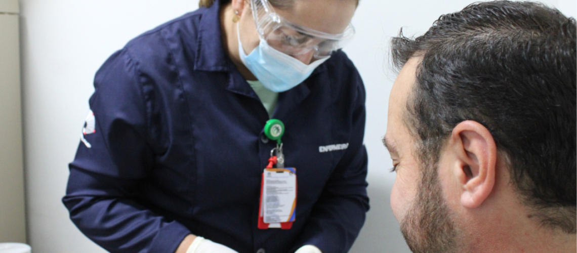 Cristiane Moretti, enfermeira do Trabalho coleta exame ocupacional1