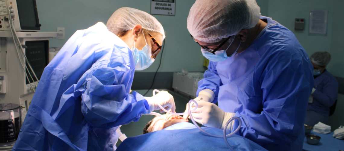 Dr. Rogério e Dra. Maria Lucia Andrade Elias durante tratamento odontológico a paciente com deficiência