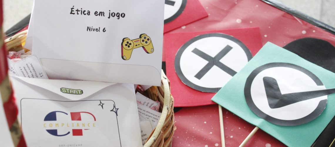 Na imagem, materiais que foram utilizados no desafio sobre ética: sinal de certo de errado, envelopes e perguntas