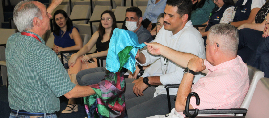 O-medico-magico-Jamiro-Wanderley-faz-truques-de-magica-com-a-plateia1