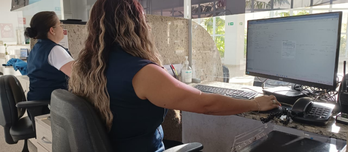 Recepcionistas em atendimento no HRP-Unicamp