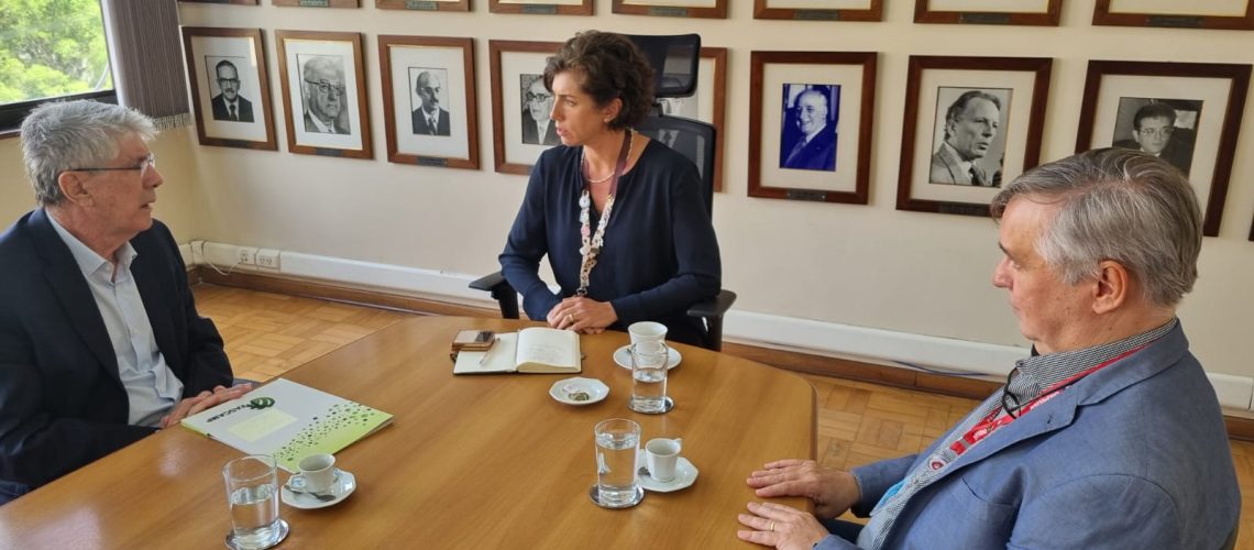 Dr. João Batista Miranda, ao centro Dra. Priscilla Pericardis e Dr. José Roberto Matos Souza